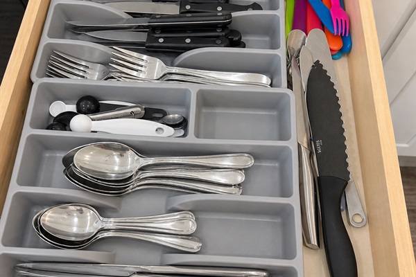 Fully stocked utensils 