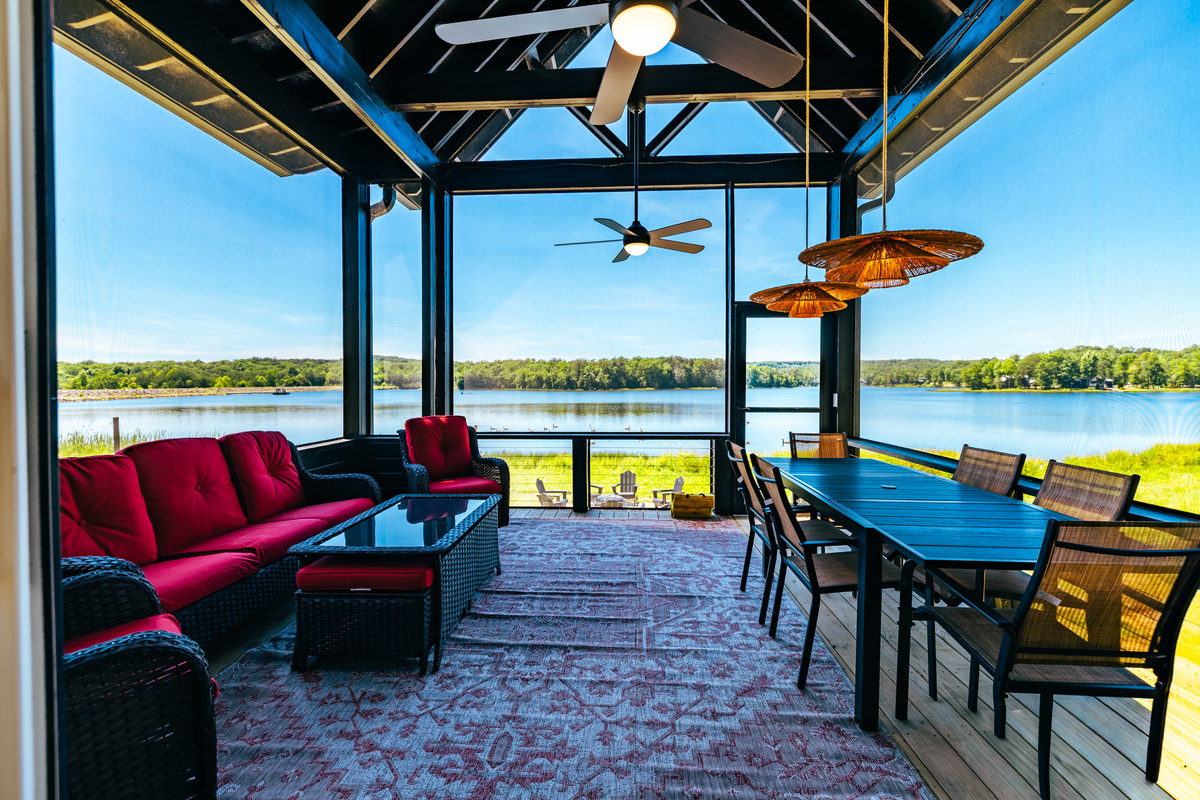 Outside Dining/ Screened Patio