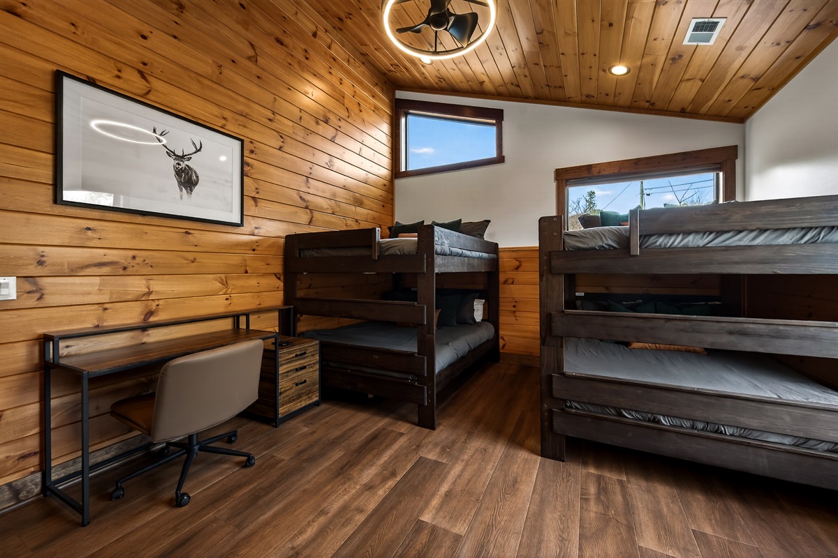 🛏️ Spacious Bunk Suite – Perfect for groups or families, this room features two queen-over-queen bunk beds, vaulted ceilings, a desk workspace, and a private en-suite bathroom for comfort and convenience. Bedrooms sleeps 8 guests comfortably.