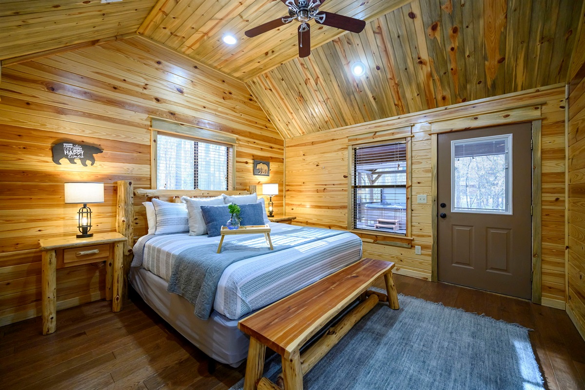 🛏️ Cozy king retreat. Rustic charm, plush bedding, and a peaceful night’s sleep after a day of adventure.