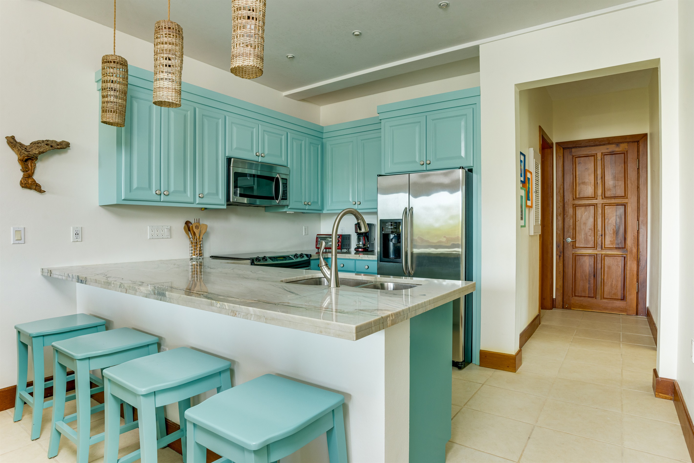 Full Kitchen w Hallway