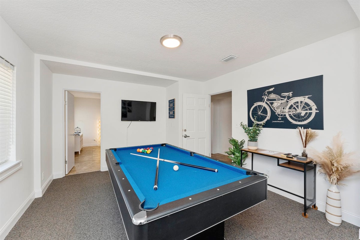 Fun game room w/ pool table & TV for laid-back evenings