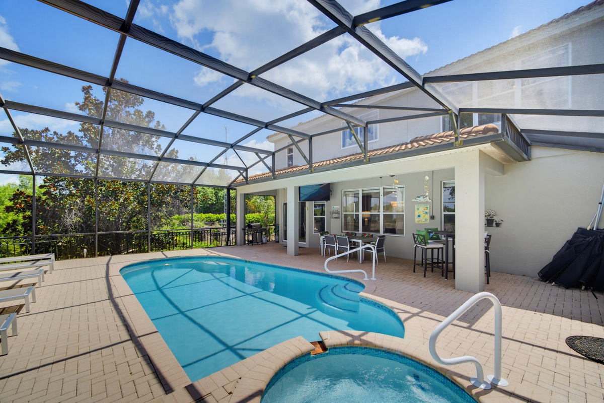 Expansive pool area - perfect for families & groups