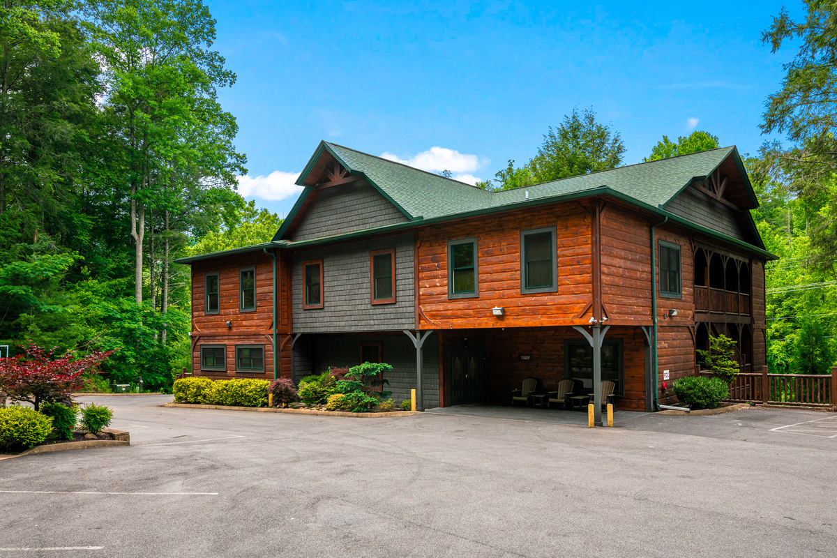 One of largest private group lodge in the Smoky Mountains. 20 bedrooms, 24 en-suite baths, 60+ guests — all under one roof on flat, accessible roads minutes from downtown Gatlinburg.