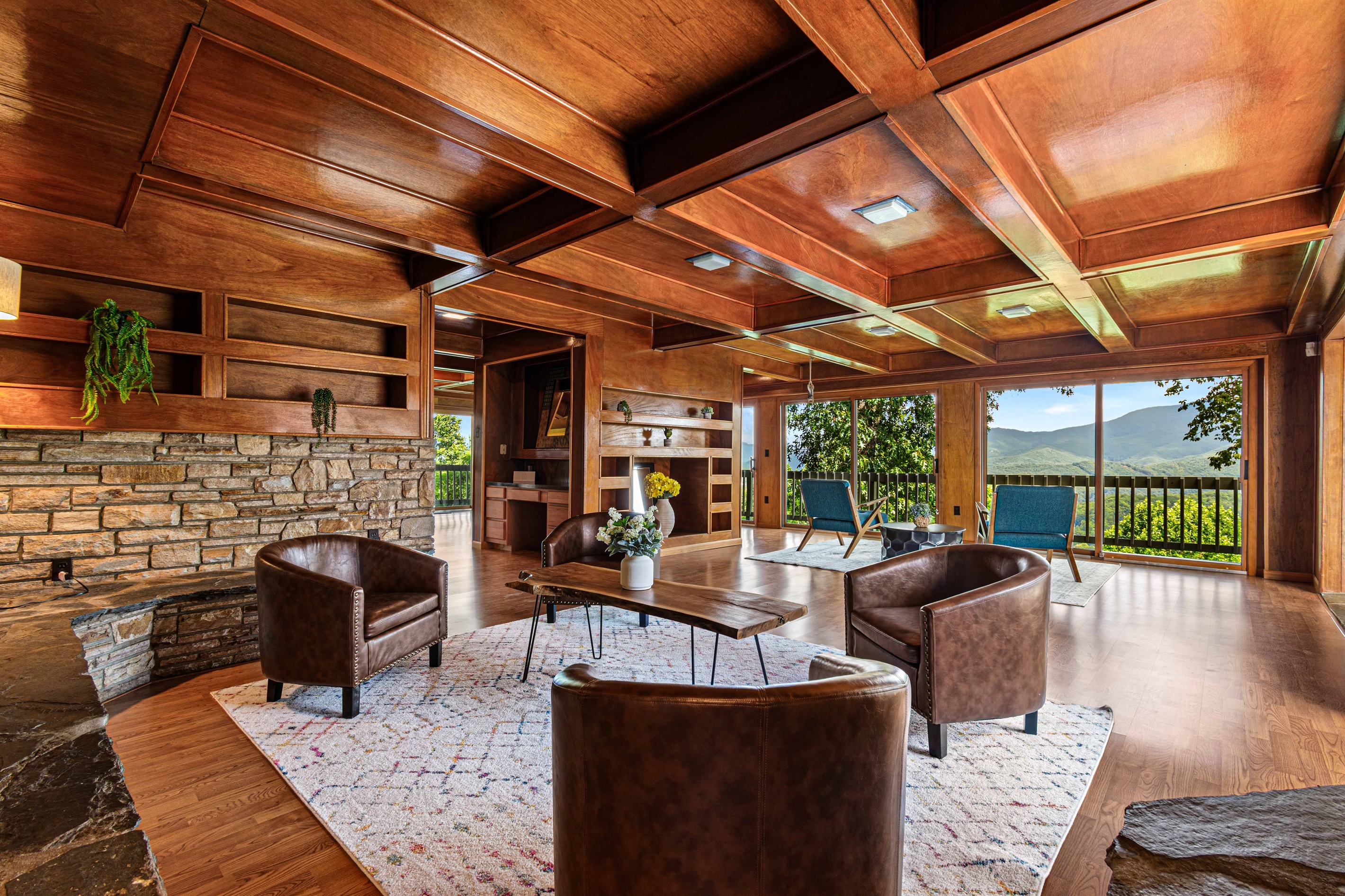 Living Room: Stunning mountain views await in this stylish space, perfect for unforgettable gatherings!