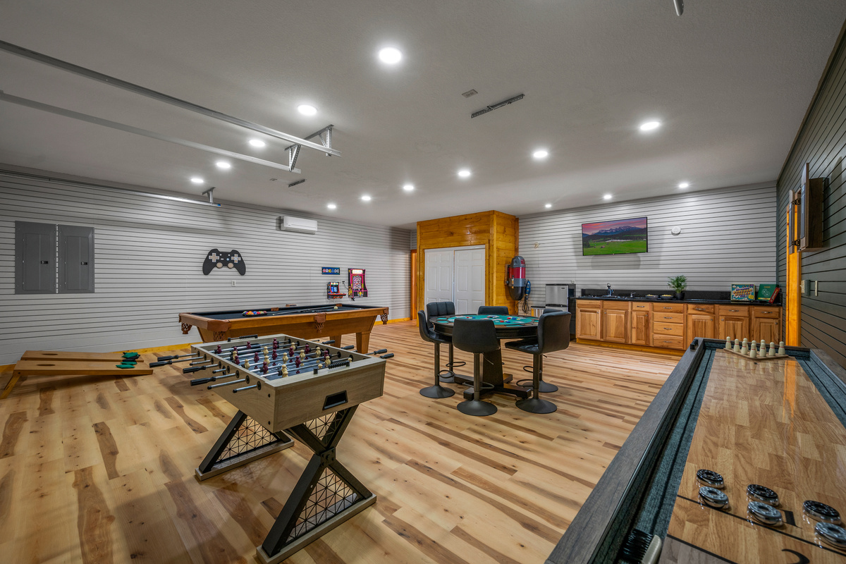 Enter our game room paradise, equipped with a pool table, shuffleboard, foosball, poker table, arcades, dartboard, TV and even cornhole for endless entertainment!