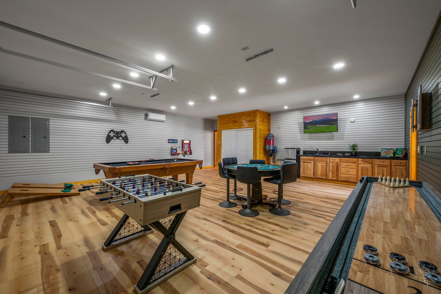 Enter our game room paradise, equipped with a pool table, shuffleboard, foosball, poker table, arcades, dartboard, TV and even cornhole for endless entertainment!