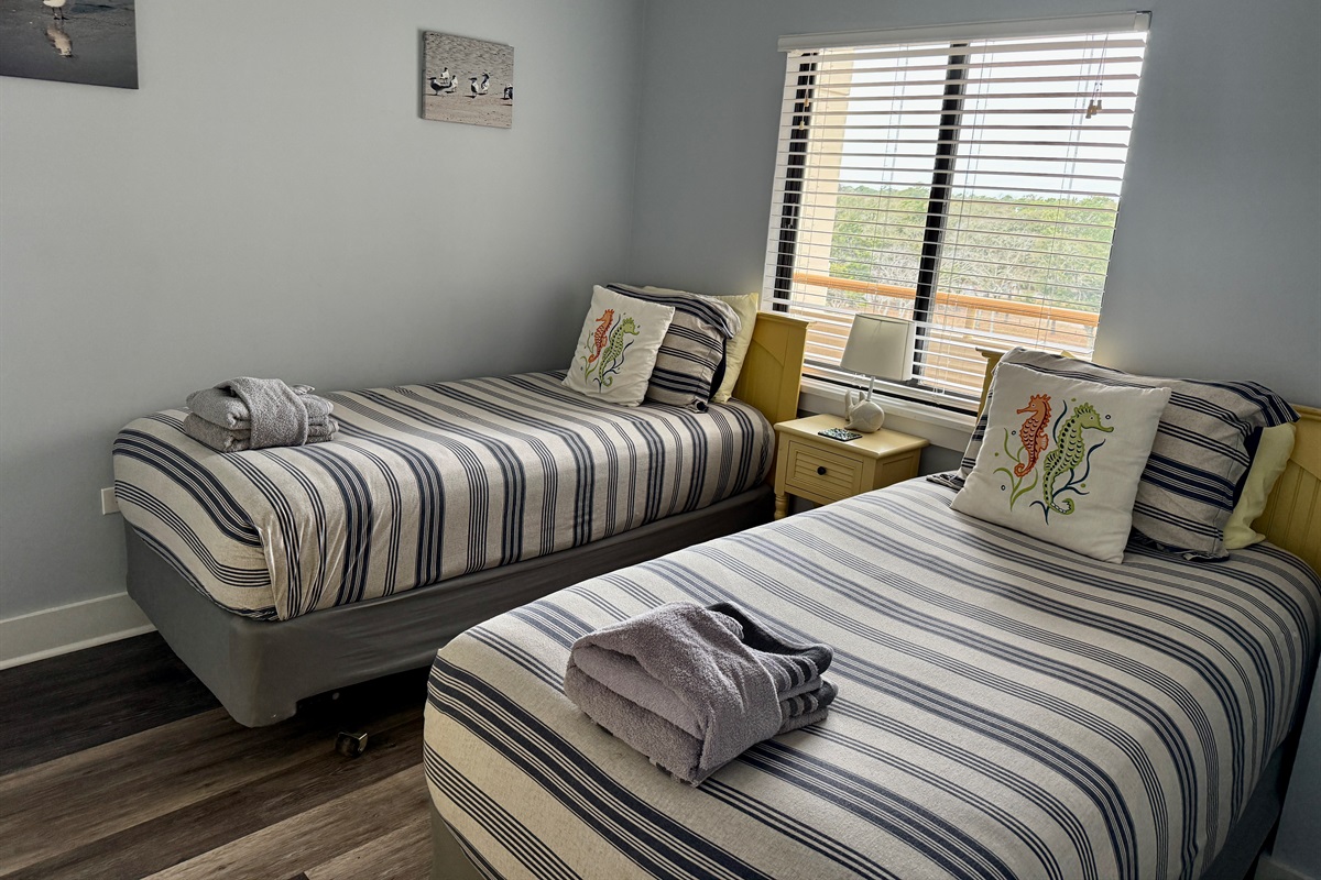 Guest Bedroom w/En Suite Bath