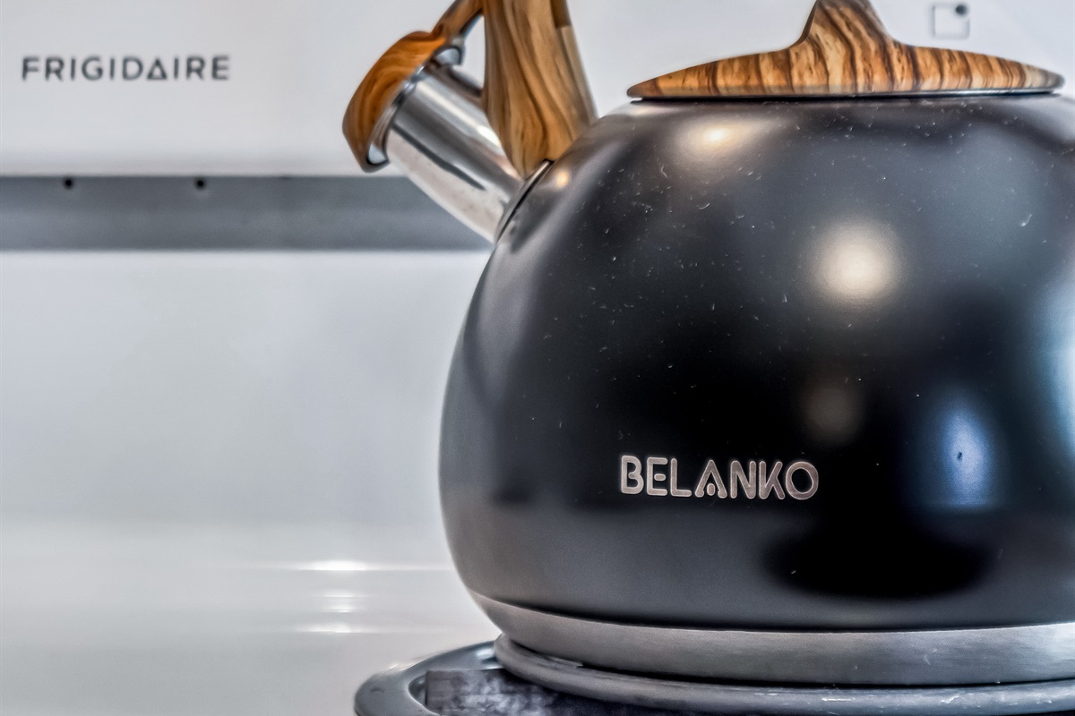 Enjoy the fully equip kitchen with a stylish black kettle, ideal for making tea, coffee, or warming up after a day by the lake.