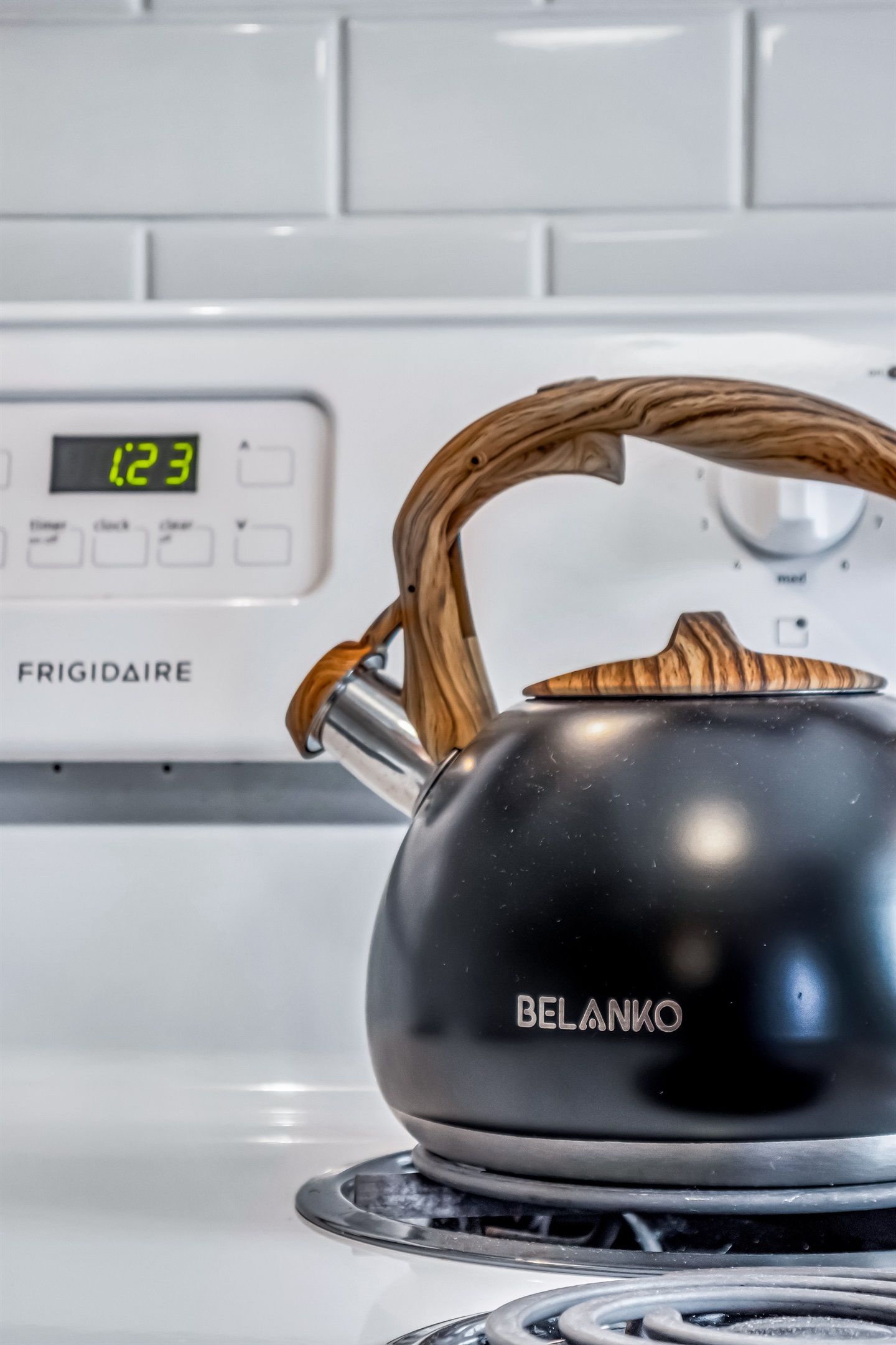 Enjoy the fully equip kitchen with a stylish black kettle, ideal for making tea, coffee, or warming up after a day by the lake.