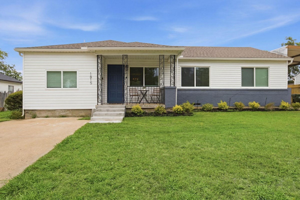 Single-story Arlington Home with Free On-Site Parking and easy access to I-30. Quiet residential street, just minutes from AT&T Stadium and Globe Life Field.
