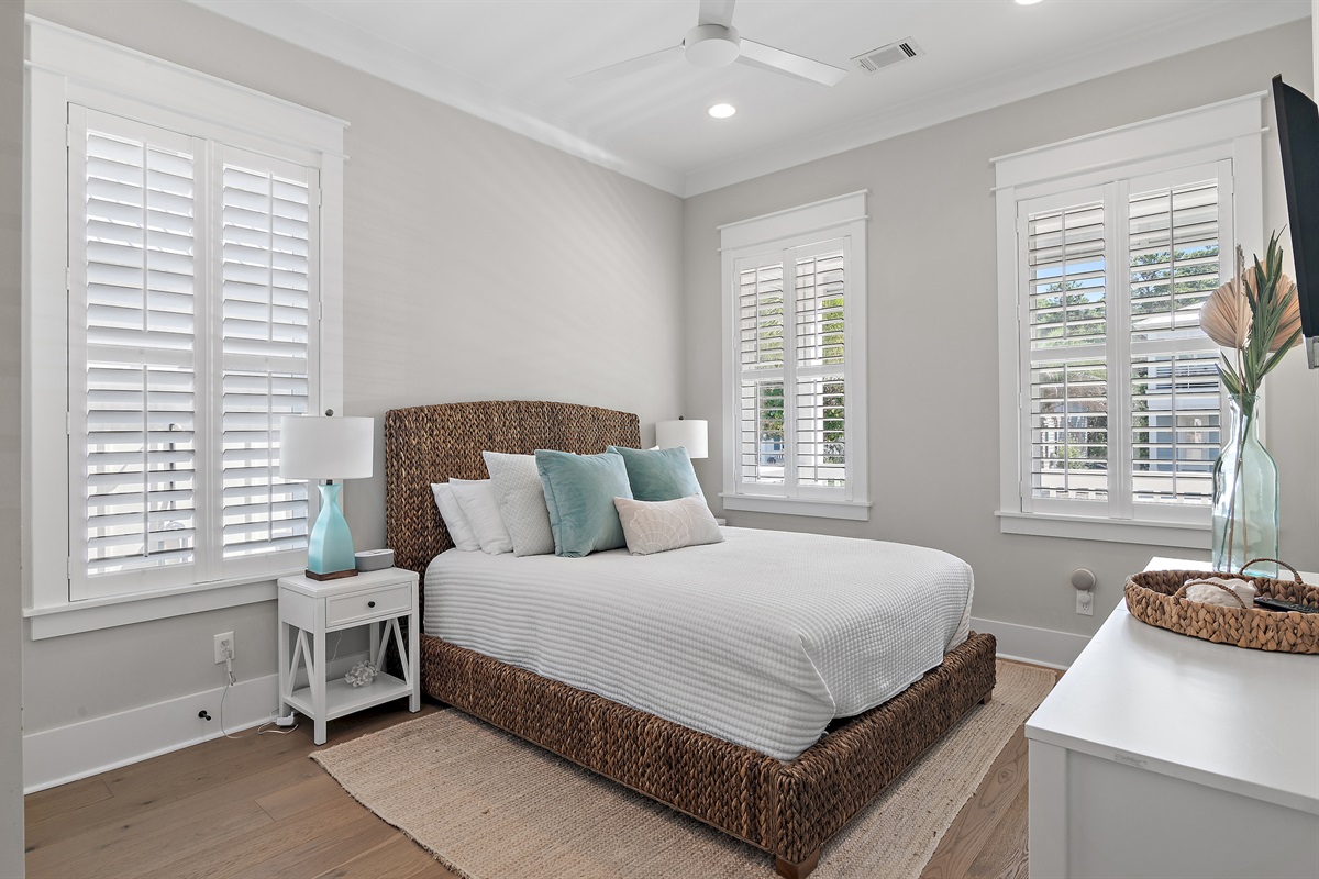 Queen Bed with EnSuite Bathroom