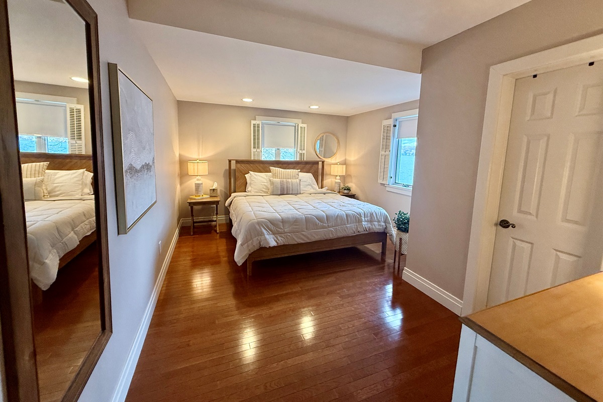 Second King Suite with Lake Views – Peaceful retreat by the water.