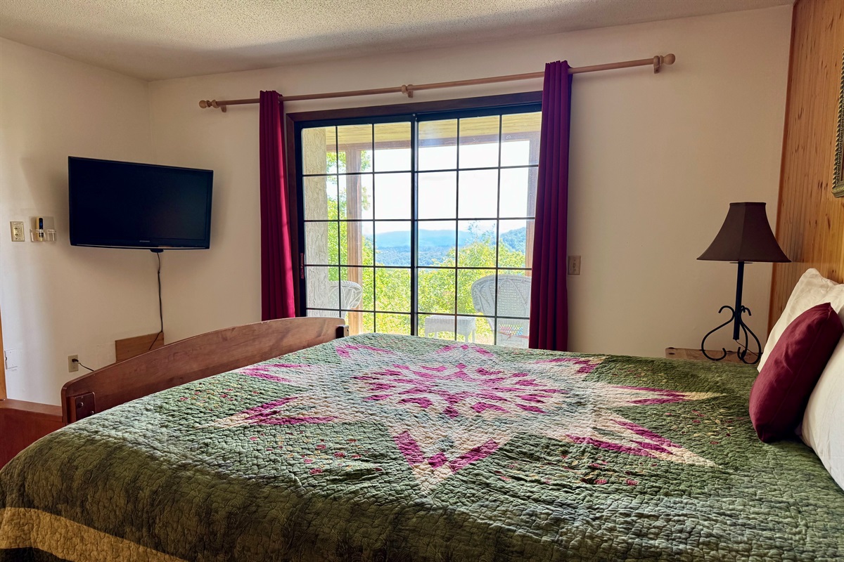 CHRISTMAS KING BEDROOM DOWNSTAIRS VIEW