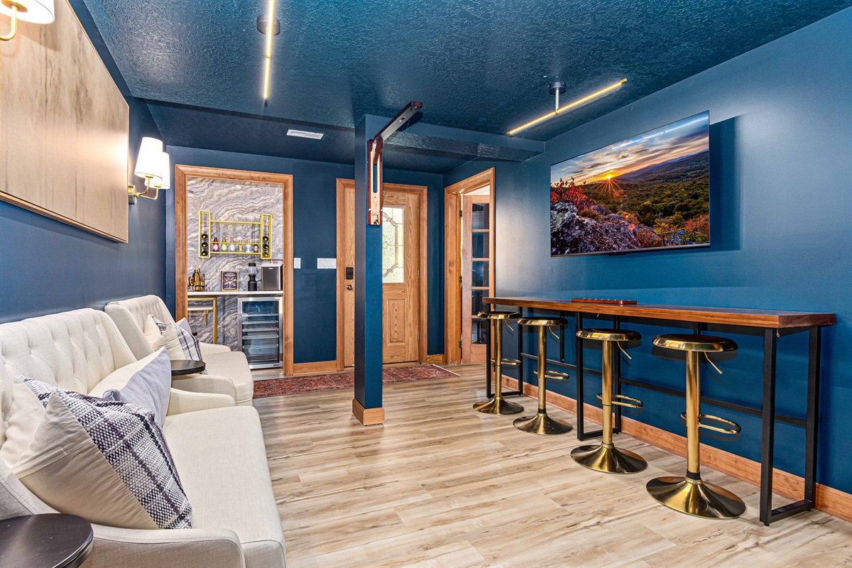 Sip cocktails or unwind with friends in the speakeasy lounge—where comfy seating, a sleek bar, and warm lighting create the perfect spot to toast the evening. 🍸✨