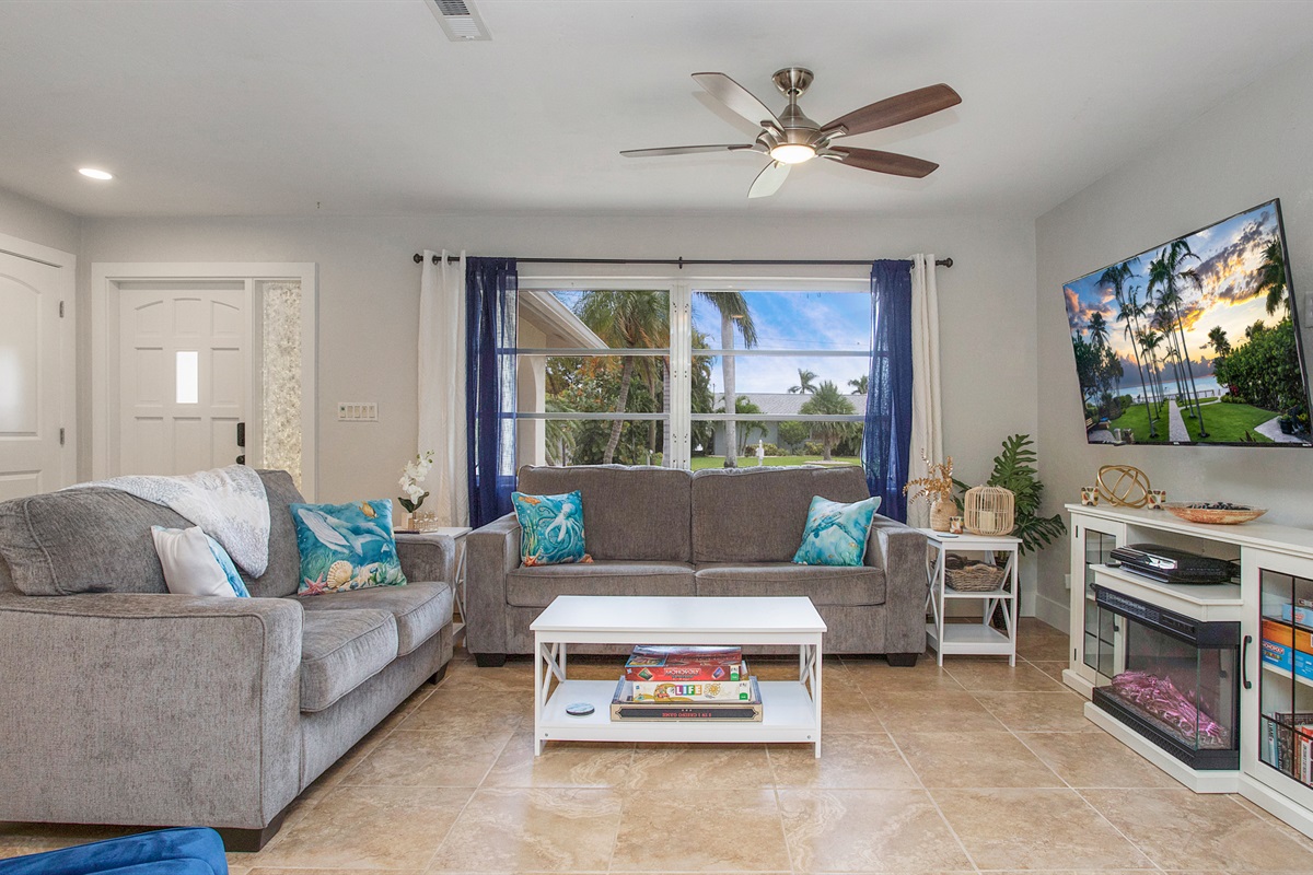 Do you have more than 6 guests? no worries. This comfy couch pulls out into a queen-sized bed.