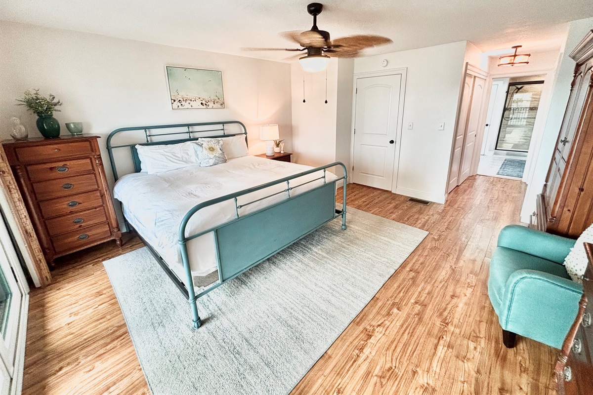 Master bedroom with access to en-suite master bath