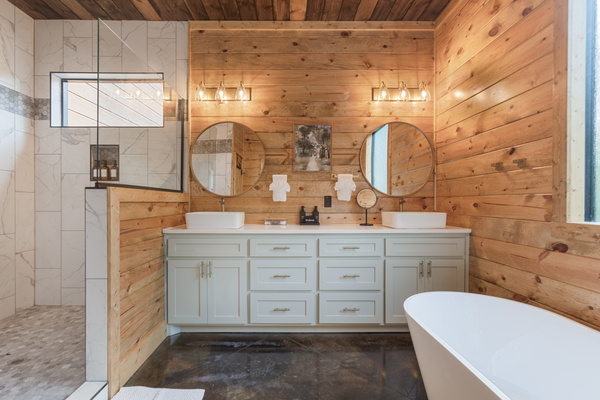En-suite bathroom with soaker tub