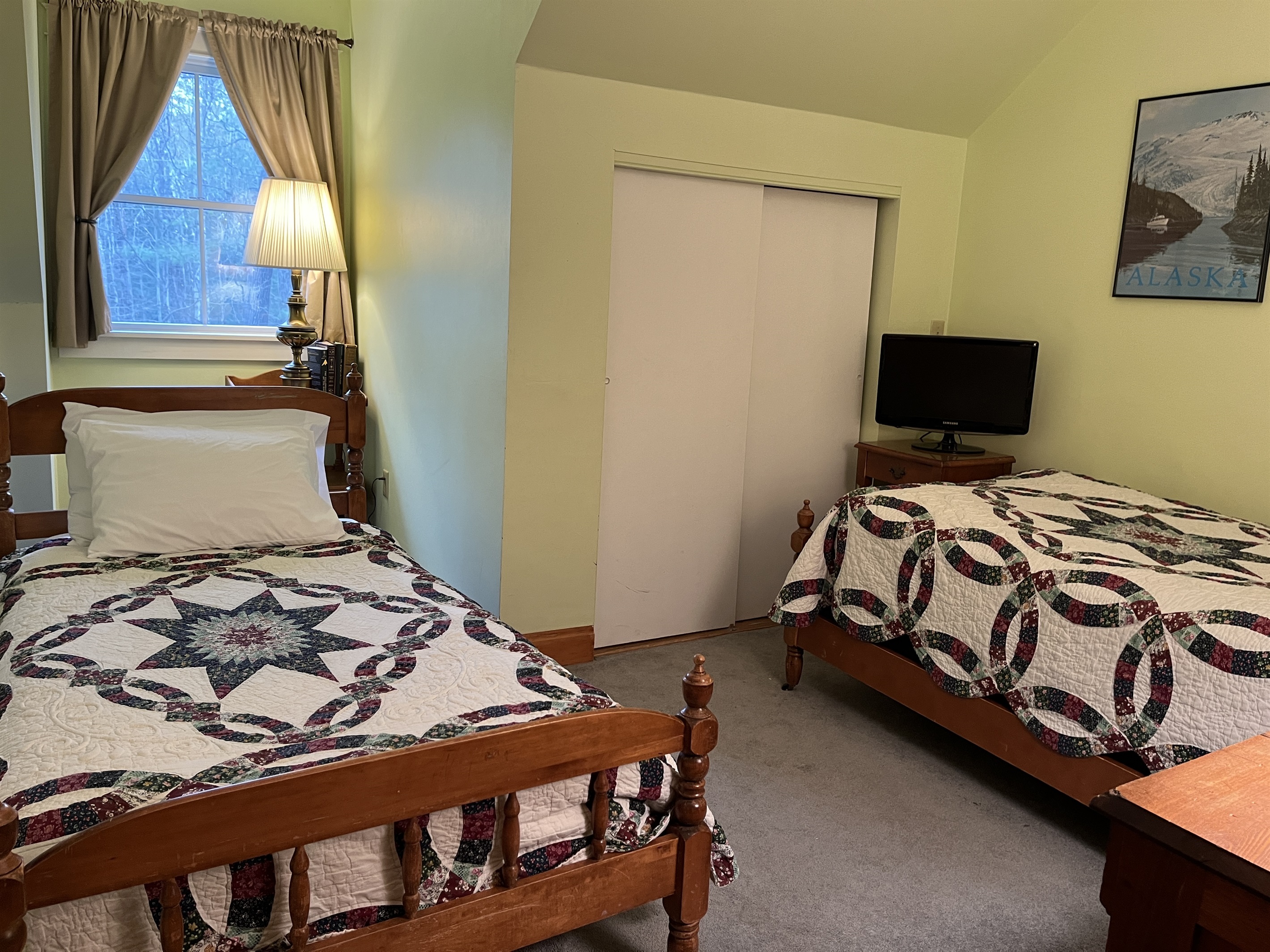 Bedroom with a pair of twin beds