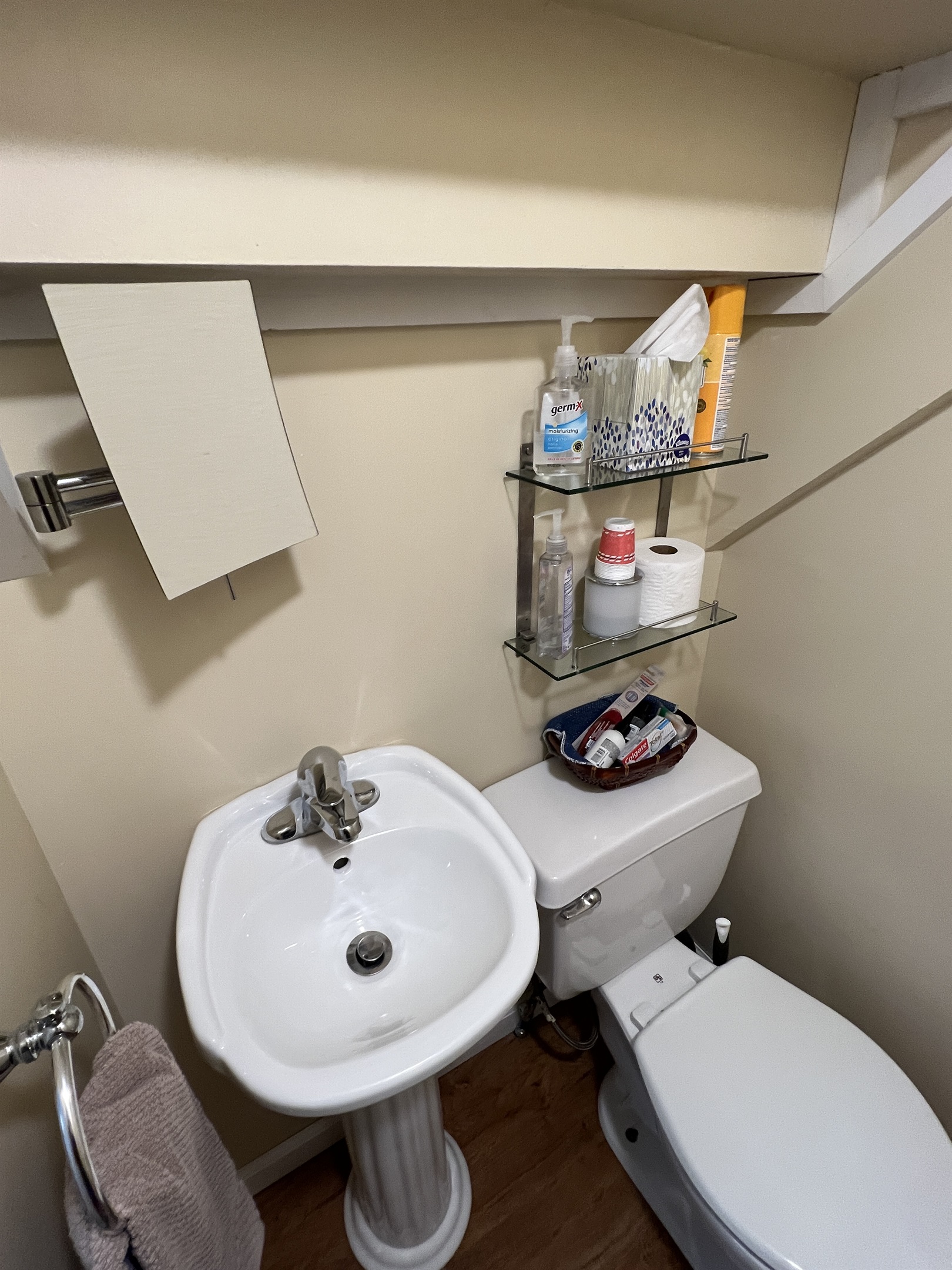 Queen ensuite w/ shower
