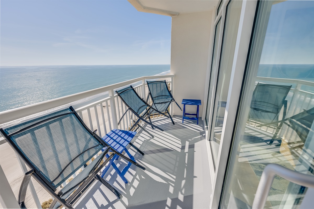 Balcony with Amazing Views of the Ocean