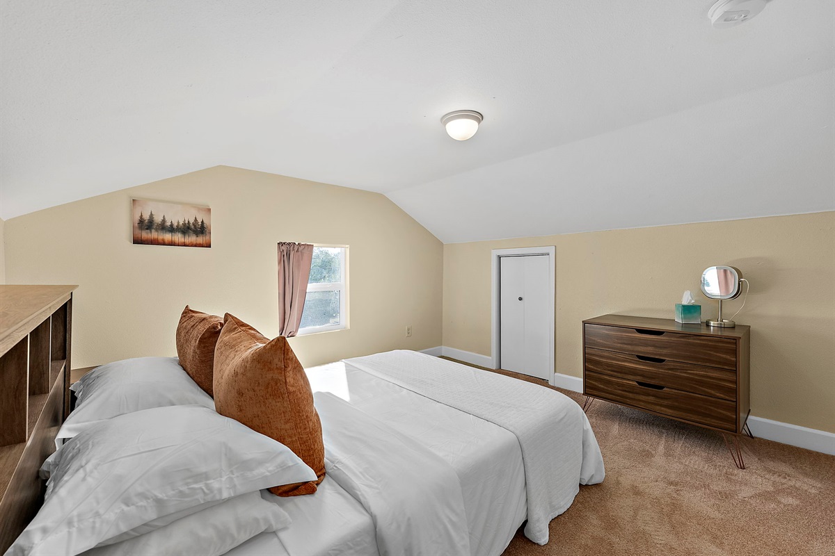Private, upstairs queen suite