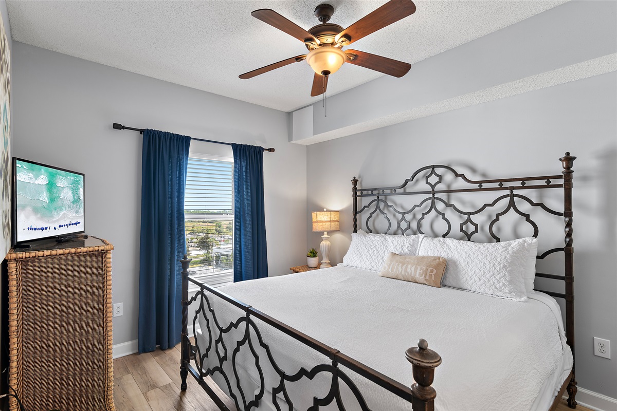 Guest Bedroom 1: KING BED, Smart TV, Private Bathroom with Shower/Tub Combo (sleeps 2)