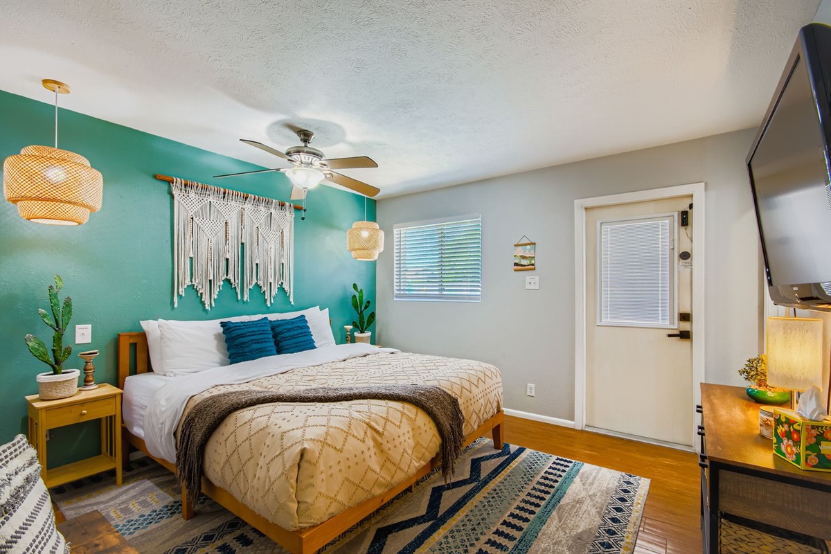 Comfy King Bed With Ensuite, Pool Access And Cable TV