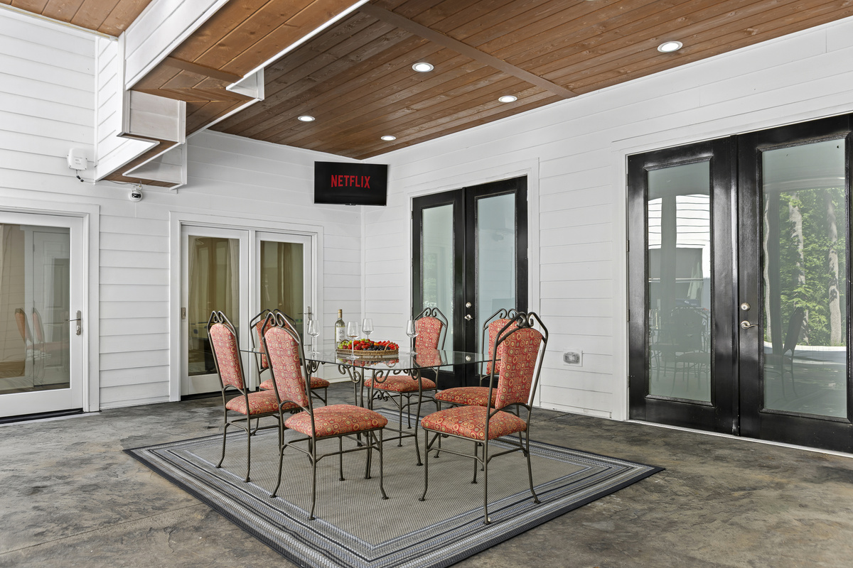 Outdoor Dining Area: Enjoy al fresco meals surrounded by nature with Netflix at your fingertips!