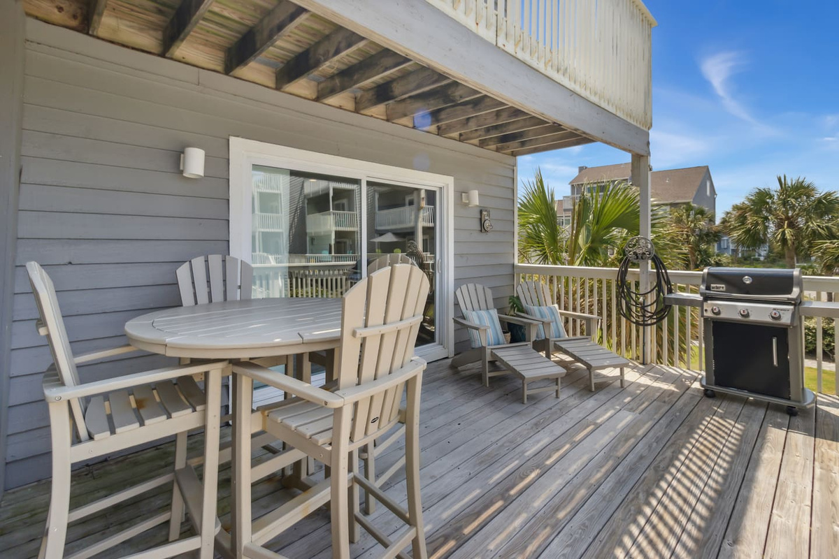 Morning coffee, sunset cocktails, late-night grilling &mdash; the full-width Gulf deck is where the day lives.
