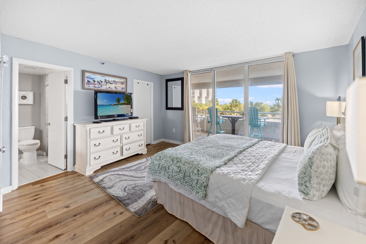 Beautiful Main Bedroom with a king bed, ensuite and balcony access