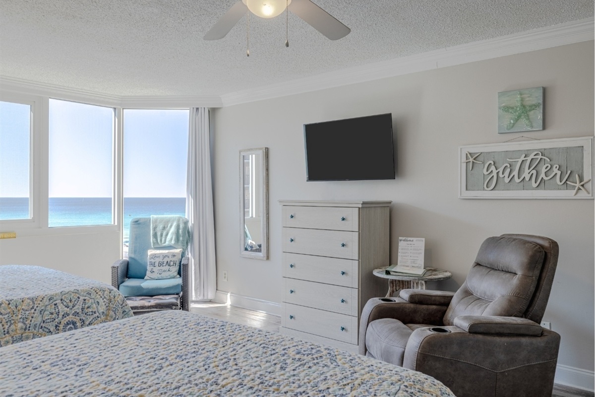 Smart TV with two recliners