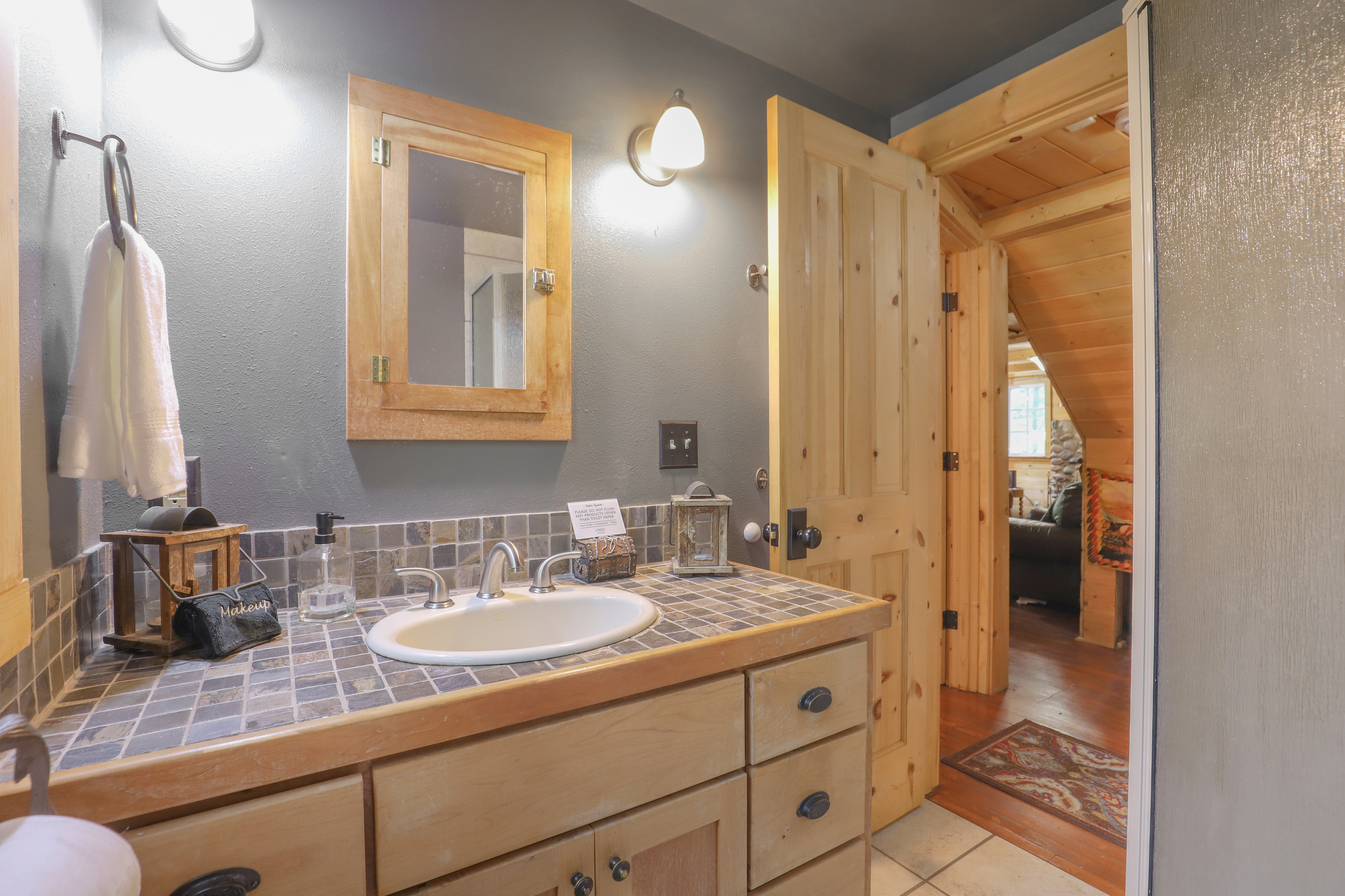 Full Main Bathroom w/ Enclosed Shower