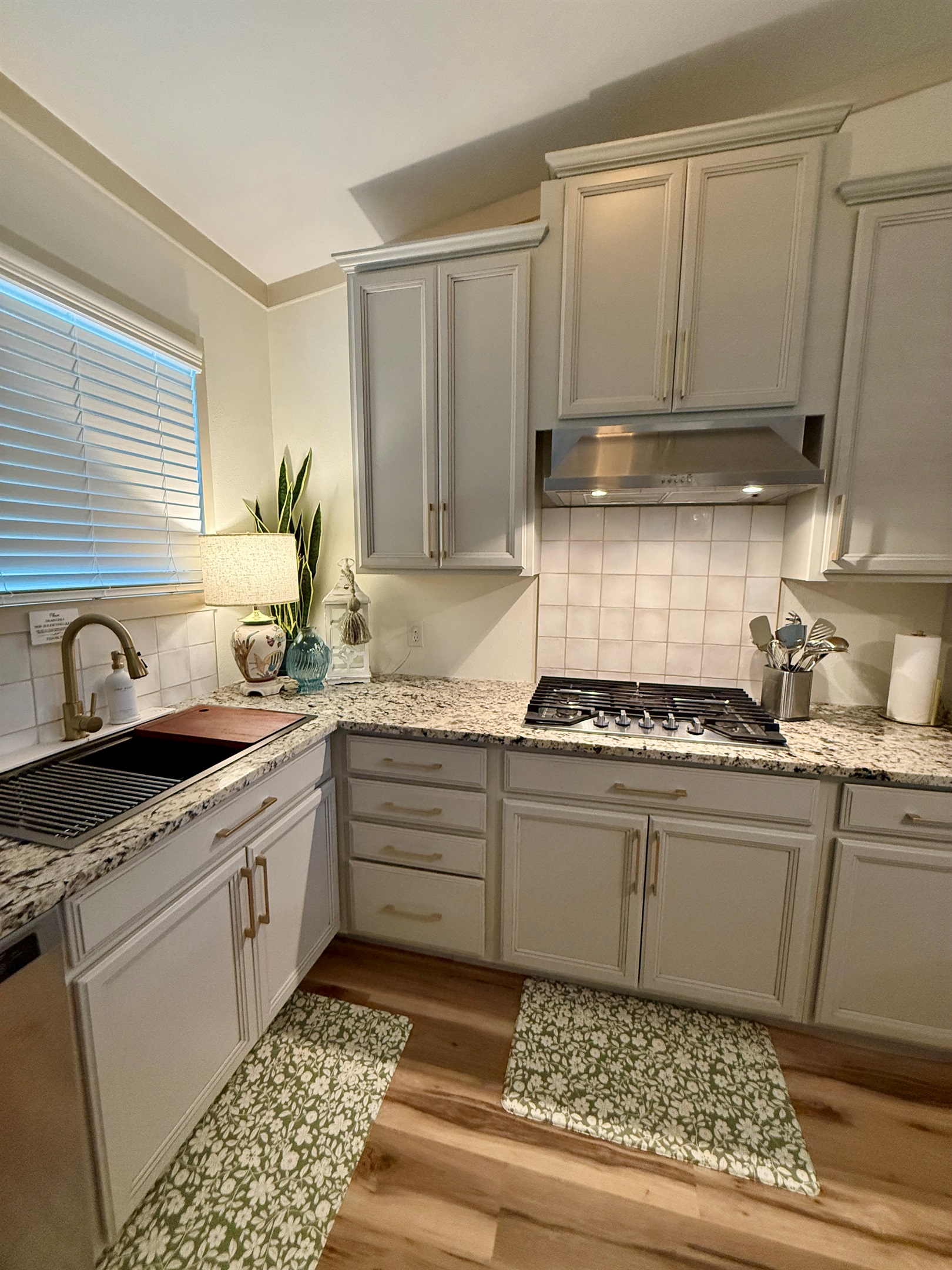 Farmhouse sink w/cutting board and 5 burner gas cooktop