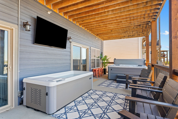 Wellness porch. Hot Springs Cold Plunge and 7-person hot tub. Watch the game while enjoying contrast therapy!