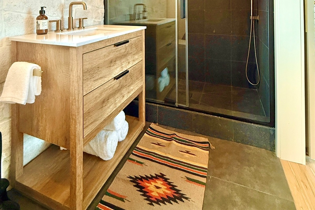 Upstairs en-suite full bath with shower