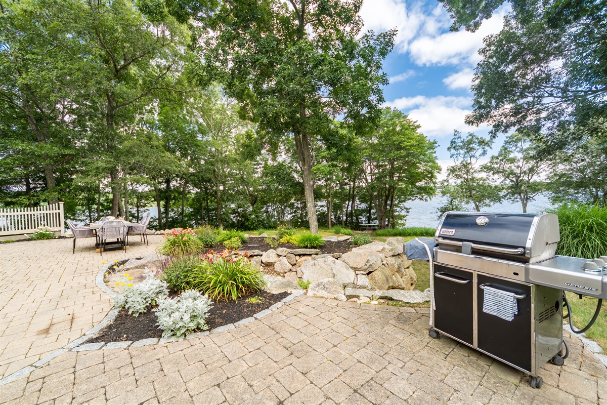 Fire up the grill, take in the view, and enjoy effortless lakeside dining