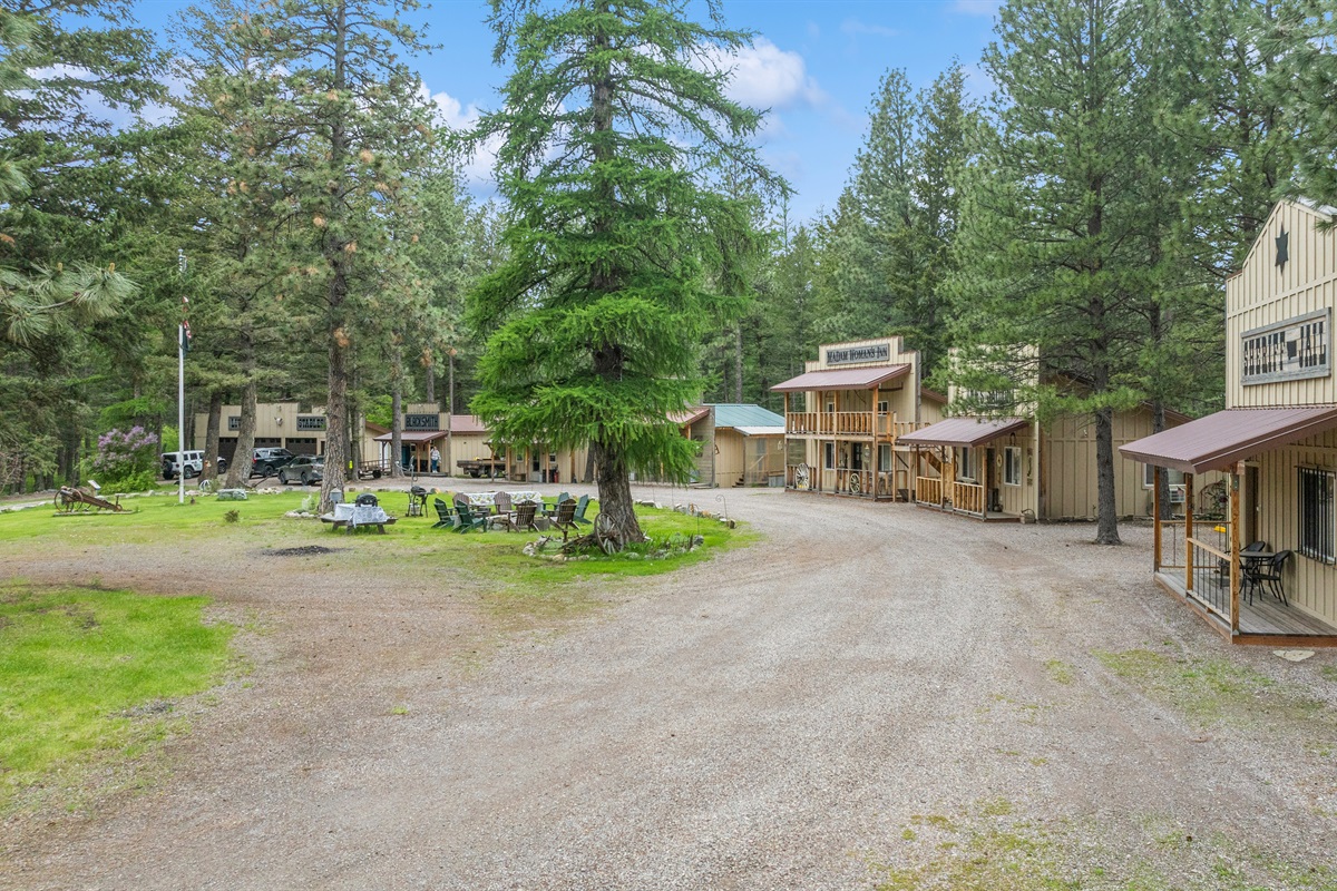 Fort Williasmon Glacier Vacation Rentals