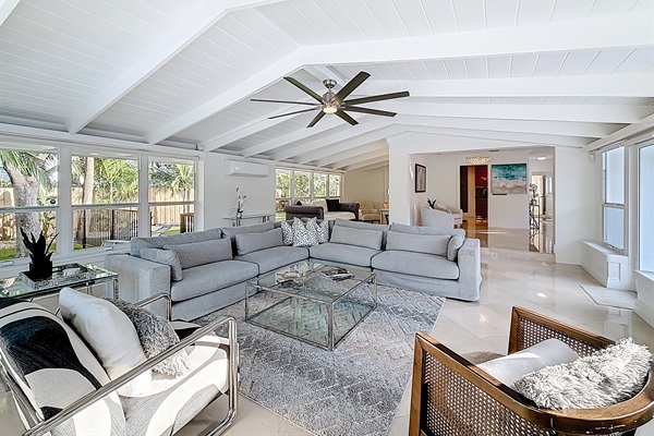 The view outside at night is great, with a lit up pool and Pier 66. But you can also close the remote controlled blinds for full privacy. Lots of Livingroom siting options with the large sectional. 