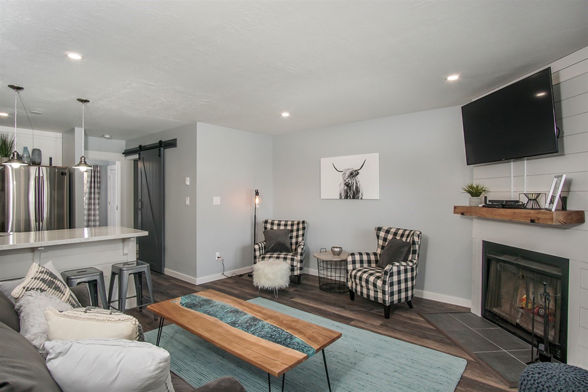 Inviting living room with cozy fireplace and stylish seating—perfect for relaxing after a day in the mountains.
