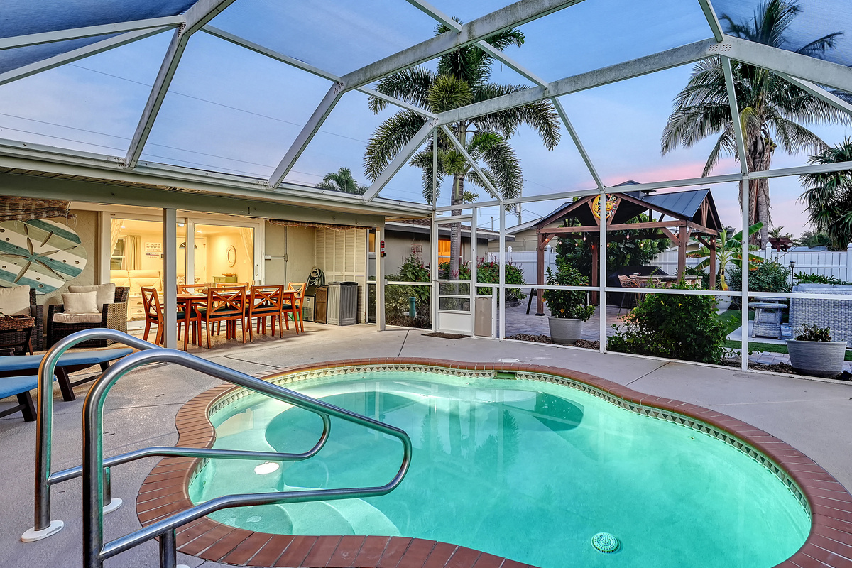 This spa pool has the seating ledge with jets!