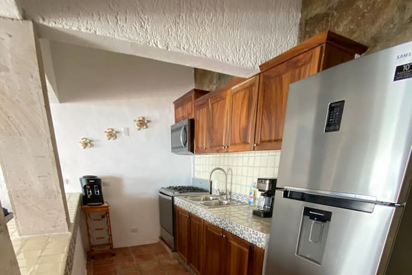 Kitchen has brand new appliances.
Cocina con refrigerador y estufa nuevas
