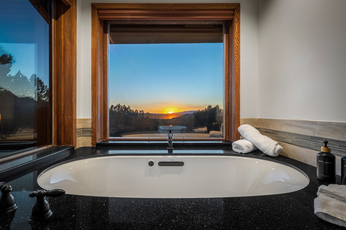 Unwind in the tub while taking in Sedona’s sunset.