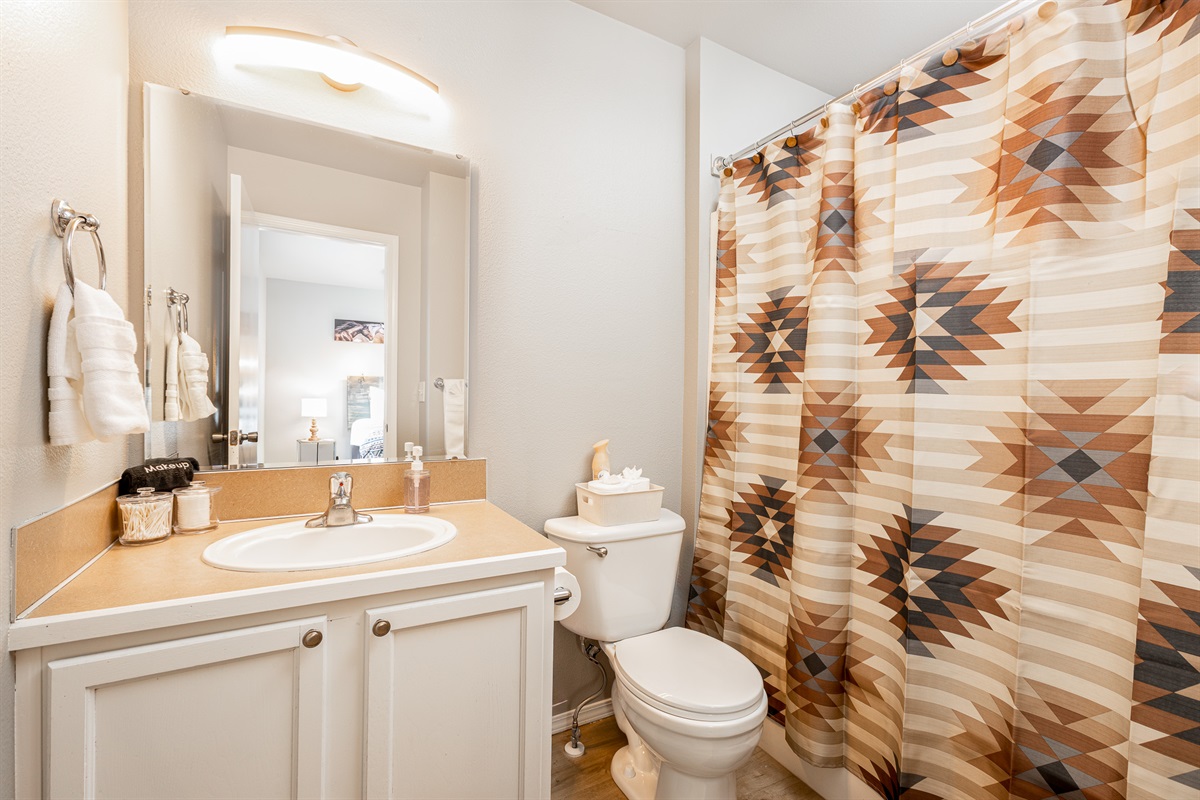 3006 Regan – Full Bathroom
Bright and refreshed bathroom with shower and tub.