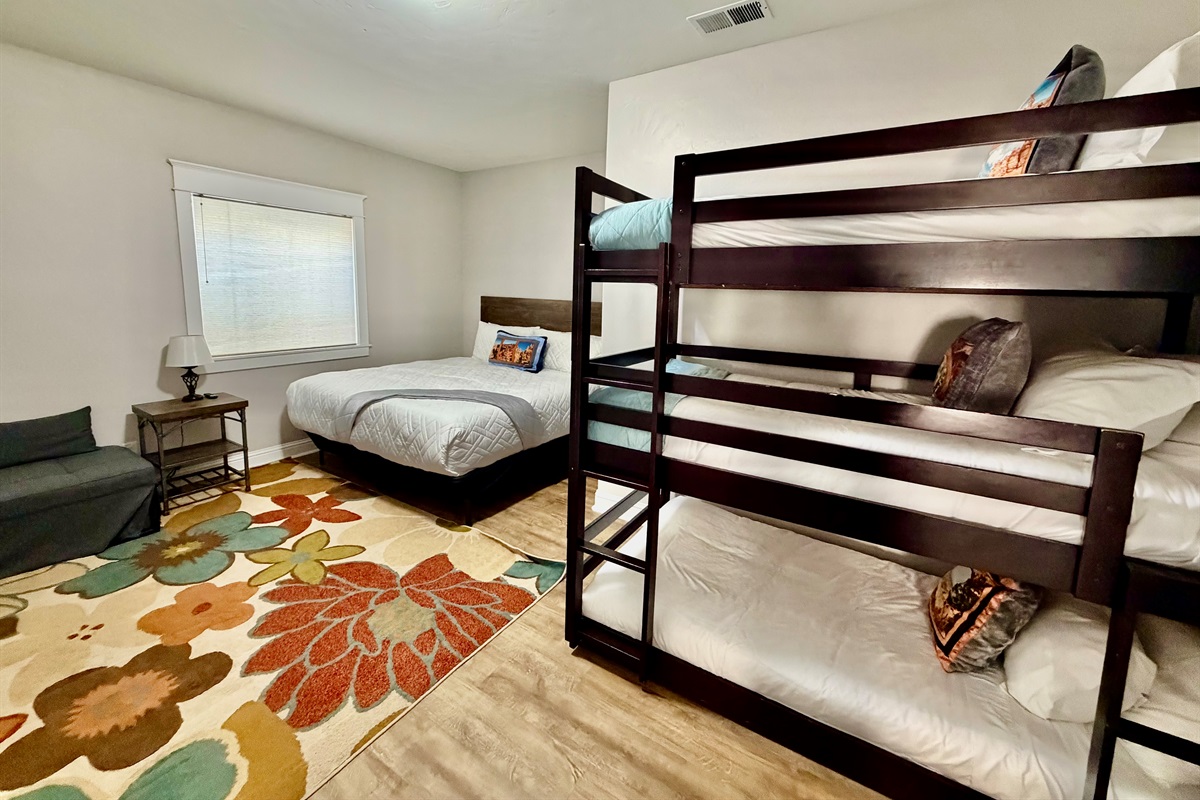 Bedroom 8 King Bed with Bunks