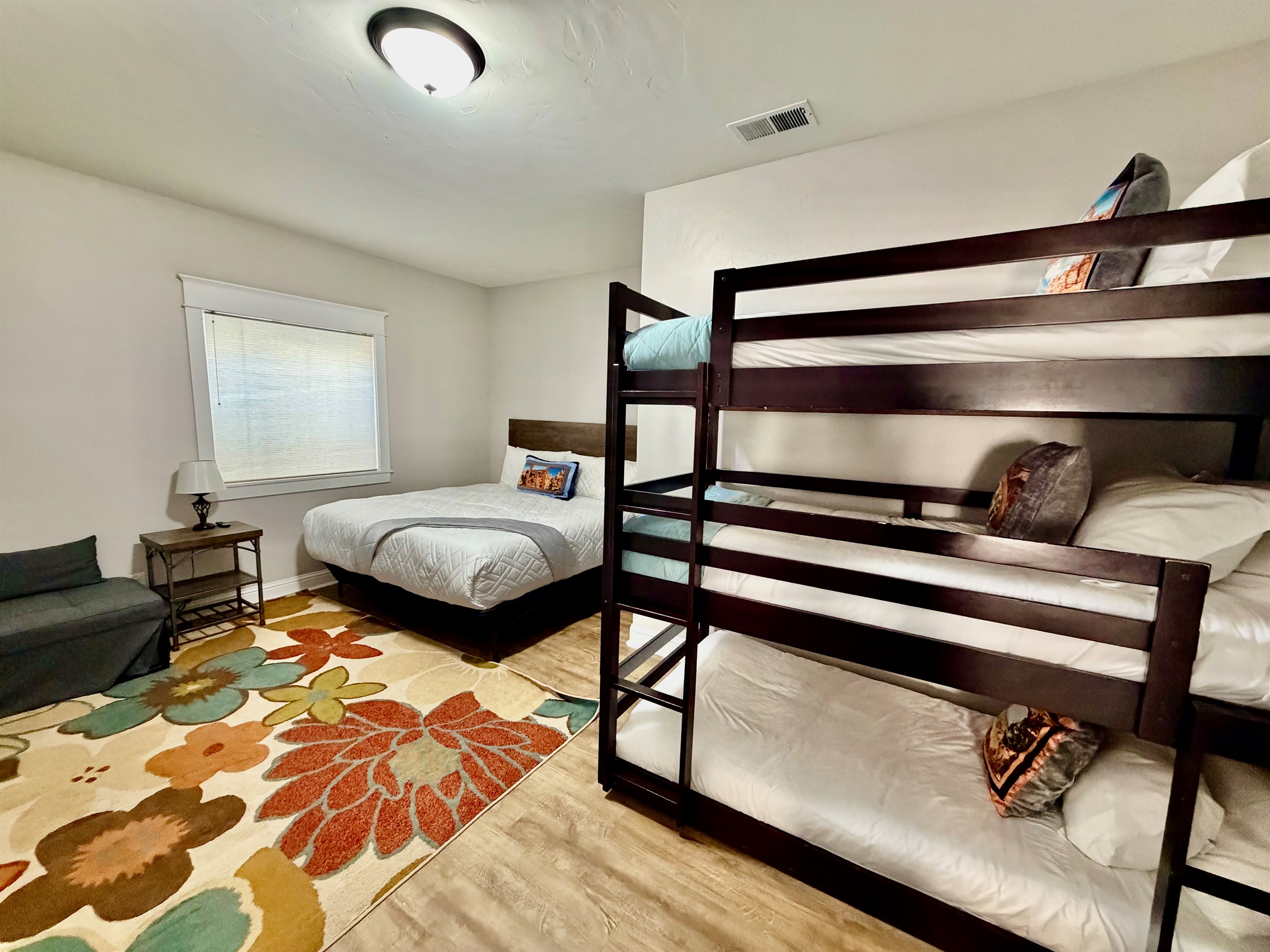 Bedroom 8 King Bed with Bunks