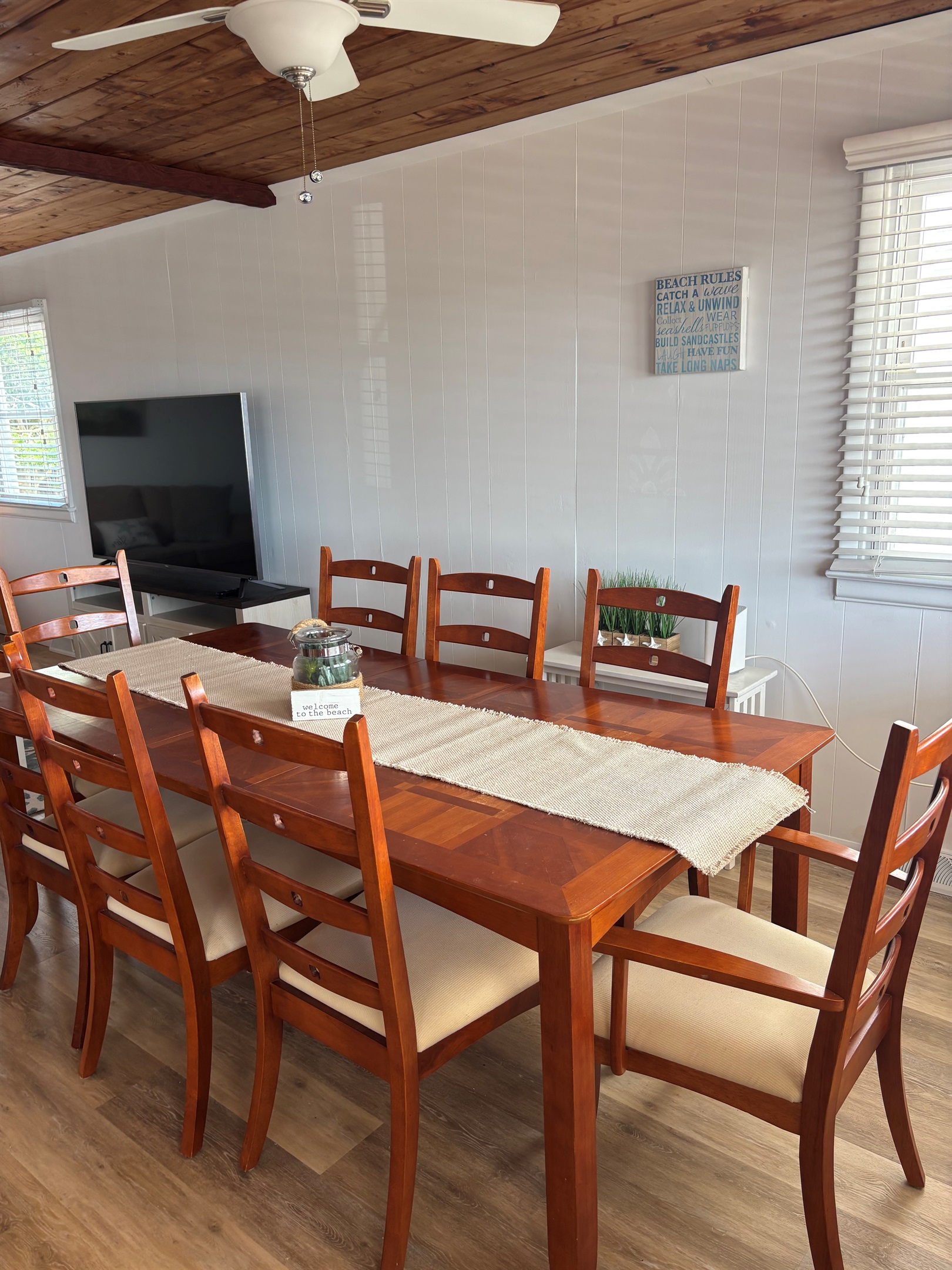 Dining room - seats 8 people