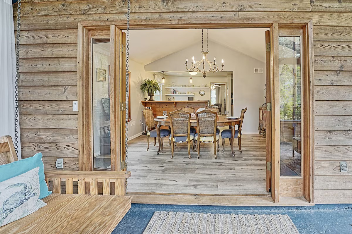 25 21st Avenue | Seas the Day | Screened Porch | IOP Escapes