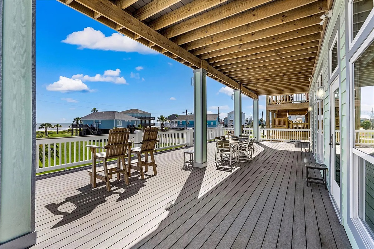 Crystal Paradise Outdoor Space: Sip your morning coffee or watch the sunset from the balcony, where comfy seating meets breathtaking ocean views.