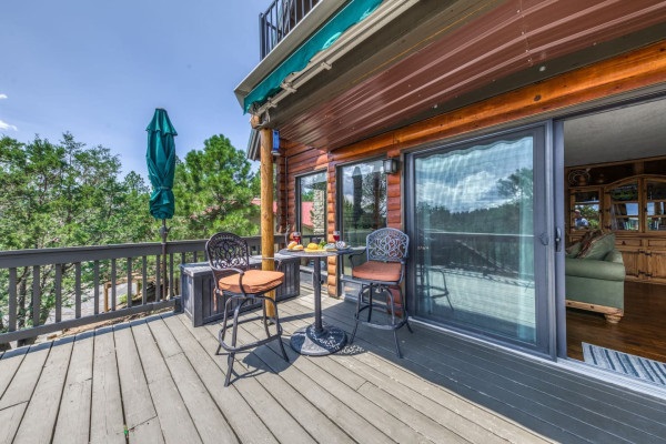 Relax on the patio, featuring comfortable tables and chairs with stunning nature views — the perfect spot to unwind and enjoy the outdoors
